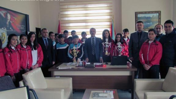 Atatürk Ortaokulu Öğrencileri Banminton takımı ve Halk Oyunları ekibi İl 1.si oldu
